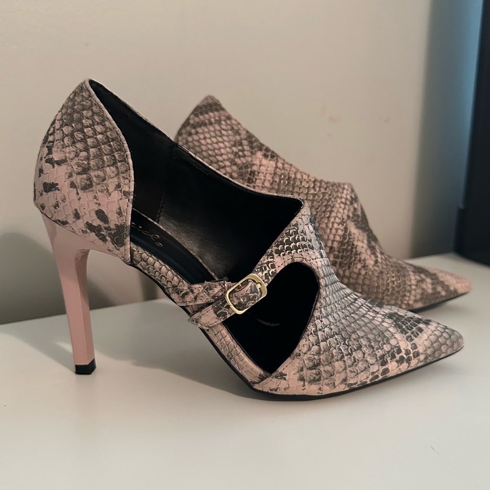Qupid Black and Cream Heels with Sleek Design - Picture 2 of 5